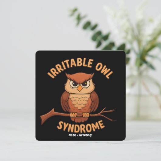 Irritable Owl Syndrome Funny Angry Owl Cartoon Pun 招待状 (スタンド正面)