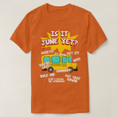 Is It June Yet Funny Loud Kids Students School Bus Tシャツ (デザイン正面)