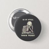 Is It Still Your Turn Funny Skeleton Waiting Quote 缶バッジ (正面&裏面)