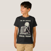 Is It Still Your Turn Funny Skeleton Waiting Quote Tシャツ (正面フル)