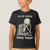 Is It Still Your Turn Funny Skeleton Waiting Quote Tシャツ (正面)