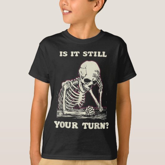 Is It Still Your Turn Funny Skeleton Waiting Quote Tシャツ (正面)