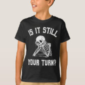 Is It Still Your Turn Funny Skeleton Waiting Quote Tシャツ (正面)
