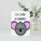 I's Over Koalafied - Koala おもしろい Animal Pun ポストカード (スタンド正面)
