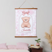 Isabella | オーダーメイド ピンクのテディベアの保育園デザイン 吊り下げ型タペストリー (寝室)