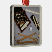 Isambard著使用される製図器 メタルオーナメント (右)