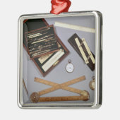 Isambard著使用される製図器 メタルオーナメント (左)