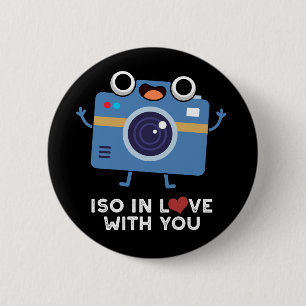 ISO In Love With You おもしろい Camera Pun Dark BG 缶バッジ