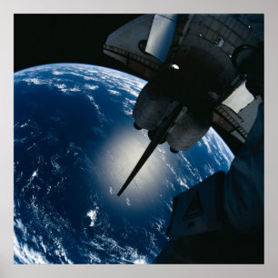 ISSにドッキングされたシャトルディスカバリー(STS-105) ポスター