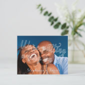 Itにリングや輪を付けるエンボス婚約パーティ インビテーションポストカード (スタンド正面)