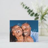 Itにリングや輪を付けるエンボス婚約パーティ インビテーションポストカード (スタンド正面)