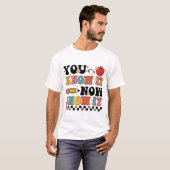 Itのテスト日のテスト先生を表示する Tシャツ (正面フル)