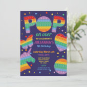 itパーティーポップ・アートのフィジェット誕生日ネイビー招待状 招待状 (スタンド正面)