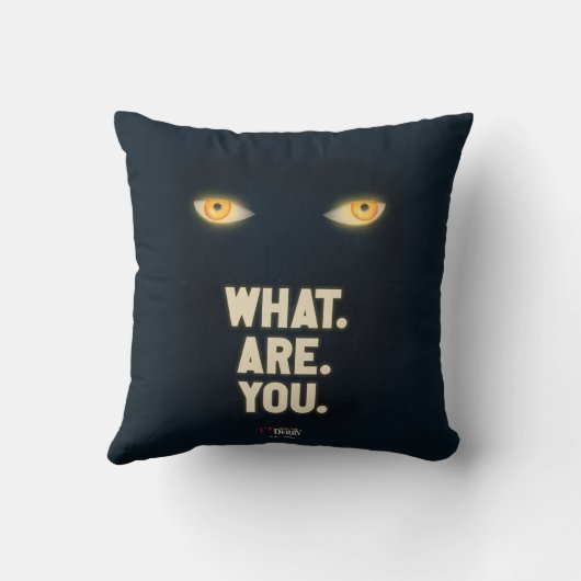 IT白熱［赤熱］光を放つの目「何だ。お前だ」 クッション (裏面)