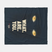 IT白熱［赤熱］光を放つの目「何だ。お前だ」 フリースブランケット (正面(横))