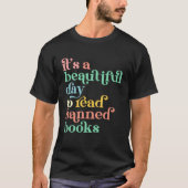 It´s a beautiful Day to read banned Books Tシャツ (正面)