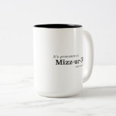 It’s Pronounced Mizz-ur-UH {NOT Mizz-ur-EE} ツートーンマグカップ (正面右)