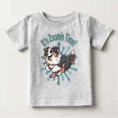 It’s Zoomie Time Australian Shepherd ベビーTシャツ (正面)