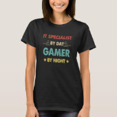 IT Specialist By Day Gamer By Night Tシャツ (正面)