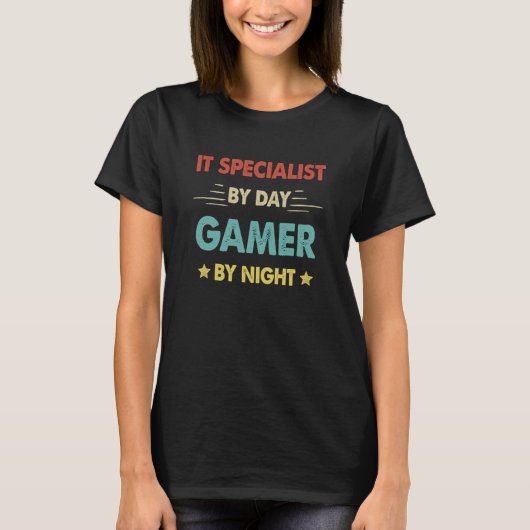 IT Specialist By Day Gamer By Night Tシャツ (正面)