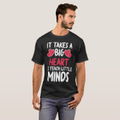 It Takes A Big Heart To Teach Little Minds Teacher Tシャツ (正面フル)