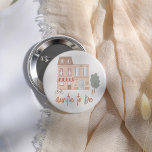 It Takes A Village Baby Shower Auntie To Be 缶バッジ<br><div class="desc">An “auntie to be” button to match our It Takes A Village Gender Neutral Baby Shower collection. This pin features a hand-drawn scene of a town, with a building, shop, tree, bike, and the text "auntie to be" written in cute calligraphy. Celebrate the whole family with this customizable button, perfect...</div>