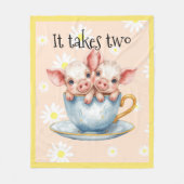 It Takes Two Teacup Piglets フリースブランケット (正面)