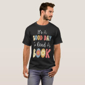 It's A Good Day To Read A Book Retro Groovy Librar Tシャツ (正面フル)