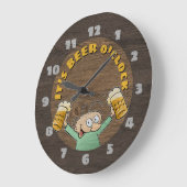 『It'S Beer O'Clock Dark Wood Texture Cartoon Pints ラージ壁時計 (傾斜)