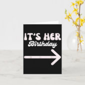 Its Her Birthday (arrow Pointing) Funny Humor Sayi カード (黄色い花)