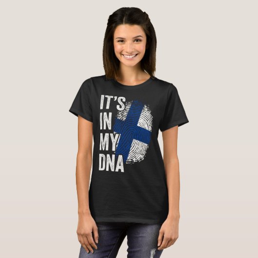 ITS IN MY DNA Finland Flag Finnish Roots Pride Gen Tシャツ (正面フル)