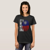It's In My DNA Taiwan Taiwanese Flag Taiwan Finger Tシャツ (正面フル)