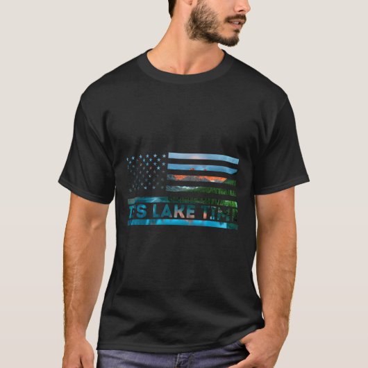 It's Lake Time Sunset American Flag Summer Vacatio Tシャツ (正面)