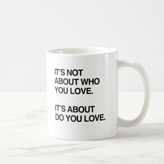 IT'S NOT ABOUT WHO YOU LOVE.png コーヒーマグカップ (右)