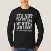 Its Not Easy Being My Wife's Arm Candy Funny Fathe Tシャツ (正面)