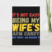 Its Not Easy Being My Wifes Arm Candy Retro Funny  カード (正面)