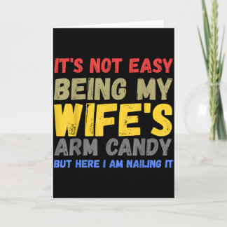Its Not Easy Being My Wifes Arm Candy Retro Funny カード