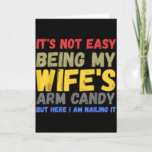 Its Not Easy Being My Wifes Arm Candy Retro Funny カード (正面)