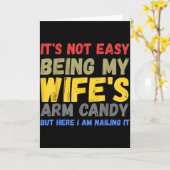 Its Not Easy Being My Wifes Arm Candy Retro Funny カード (黄色い花)