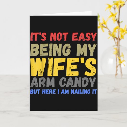 Its Not Easy Being My Wifes Arm Candy Retro Funny  カード (黄色い花)