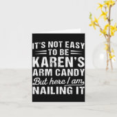 Its-not-easy To Be Karen's Arm Candy Funny Husband カード (黄色い花)