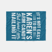 Its-not-easy To Be Karen's Arm Candy Funny Husband フリースブランケット (正面(横))