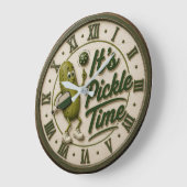 It's Pickle Time Cute Pickle Character ラージ壁時計 (傾斜)