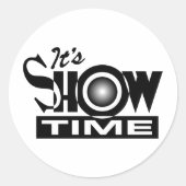 It's Showtime – アメリカンユーモアおもしろいことわざ ラウンドシール (正面)