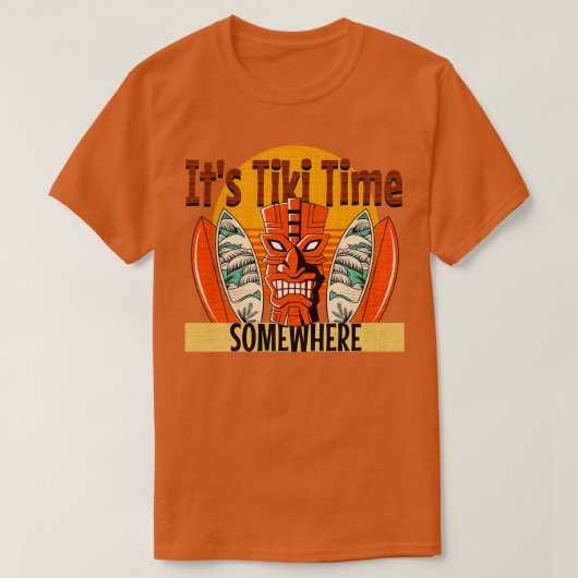 Its Tiki Time Somewhereサーフボードトロピカルバー Tシャツ (デザイン正面)