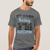 It's Weird Being The Same Age As Old People Funny Tシャツ (正面)
