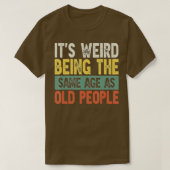 Its Weird Being The Same Age As Old People Funny V Tシャツ (デザイン正面)