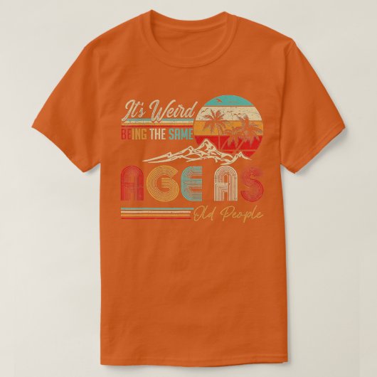 Its Weird Being The Same Age As Old People Funny V Tシャツ (デザイン正面)