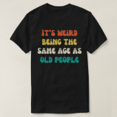 Its Weird Being The Same Age As Old People Funny V Tシャツ (デザイン正面)