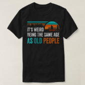 Its Weird Being The Same Age As Old People Retro D Tシャツ (デザイン正面)